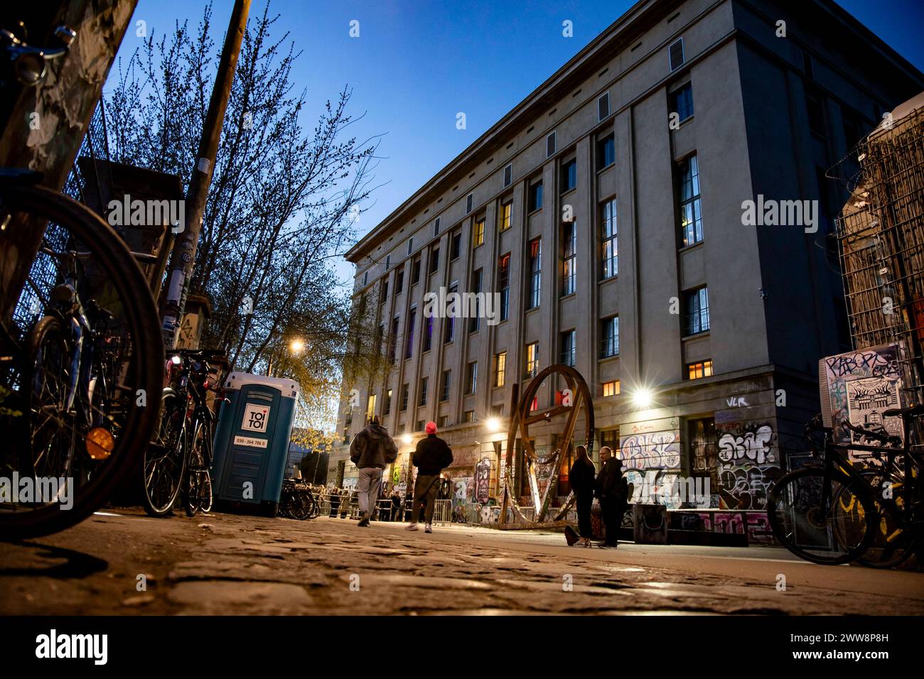 Menschen stehen Schlange vor dem Techno-Klub Berghain in Berlin am 17. März 2024. Berliner Techno-Kultur in das Verzeichnis des immateriellen deutschen Kulturguts aufgenommen *** Menschen stehen am 17. März 2024 vor dem Berghain Techno Club in Berlin in der Liste der immateriellen deutschen Kulturgüter Stockfoto