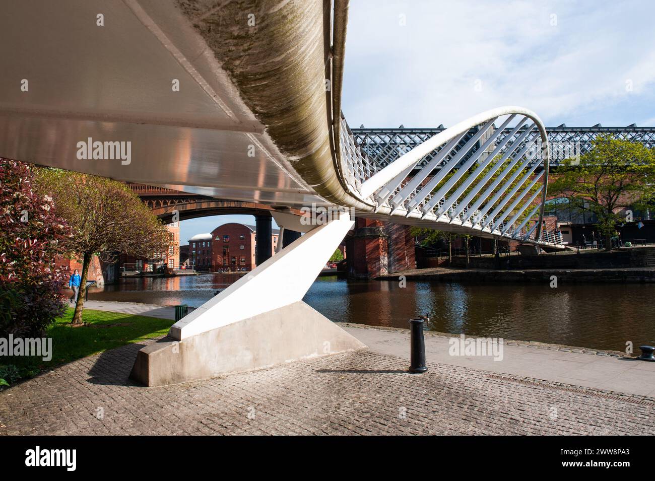 Eine Fußgängerbrücke in der Gegend von Castlefields in Manchester, England, Vereinigtes Königreich Stockfoto