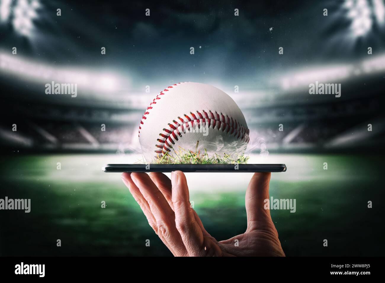 Konzept der Live-Online-Übertragung der Baseball-Meisterschaft mit Hand, die ein Mobiltelefon mit Ball und Baseballstadion im Hintergrund hält. Stockfoto