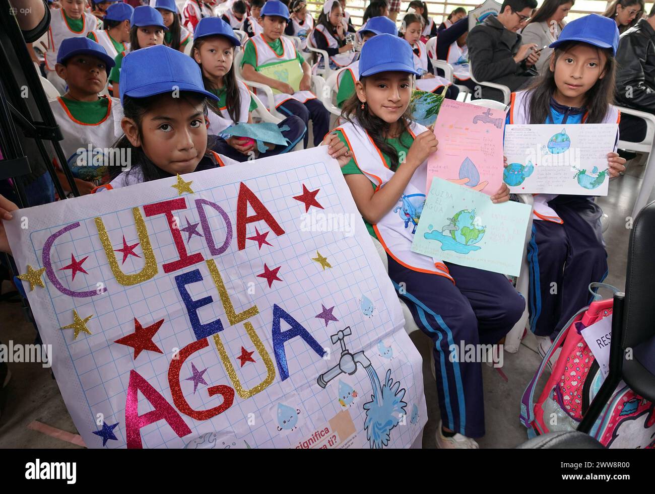 CUENCA-DIA MUNDIAL DEL AGUA Cuenca,Ecuador 22 de marzo de 2024 EN el marco de la Celebracion del Dia Mundial del Agua, mediante un esfuerzo interinstitucional se desarrollo en el Jardin Botanico de Cuenca una casa abierta para informar las acciones que se realizan para el cuidado y proteccion de las fuentes hidricas en el marco de los Objetivos de Desarrollo Sostenible Â ODSÂ , Hambre Cero, Energia Asequible y no Contaminante, Agua Limpia, Saneamiento, y Cambio Climatico. El alcalde Cristian Zamora fue quien presidio el evento con la presencia e ninos de diferentes escuelas. foto Boris Romoler Stockfoto