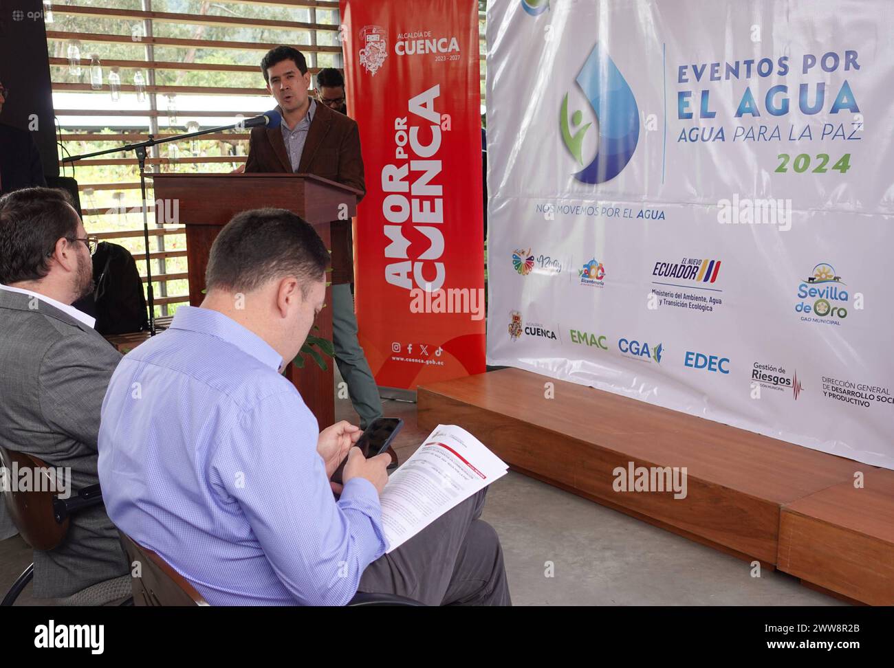 CUENCA-DIA MUNDIAL DEL AGUA Cuenca,Ecuador 22 de marzo de 2024 EN el marco de la Celebracion del Dia Mundial del Agua, mediante un esfuerzo interinstitucional se desarrollo en el Jardin Botanico de Cuenca una casa abierta para informar las acciones que se realizan para el cuidado y proteccion de las fuentes hidricas en el marco de los Objetivos de Desarrollo Sostenible Â ODSÂ , Hambre Cero, Energia Asequible y no Contaminante, Agua Limpia, Saneamiento, y Cambio Climatico. El alcalde Cristian Zamora fue quien presidio el evento con la presencia e ninos de diferentes escuelas. foto Boris Romoler Stockfoto