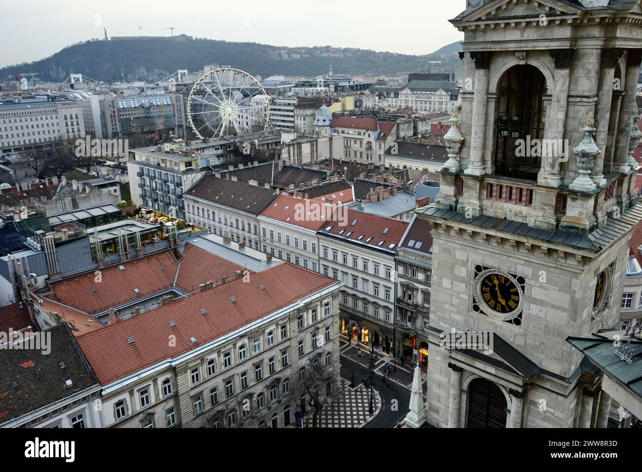 Blick auf Budapest und das Riesenrad vom Dach der St. Stephens Basilika. Stockfoto