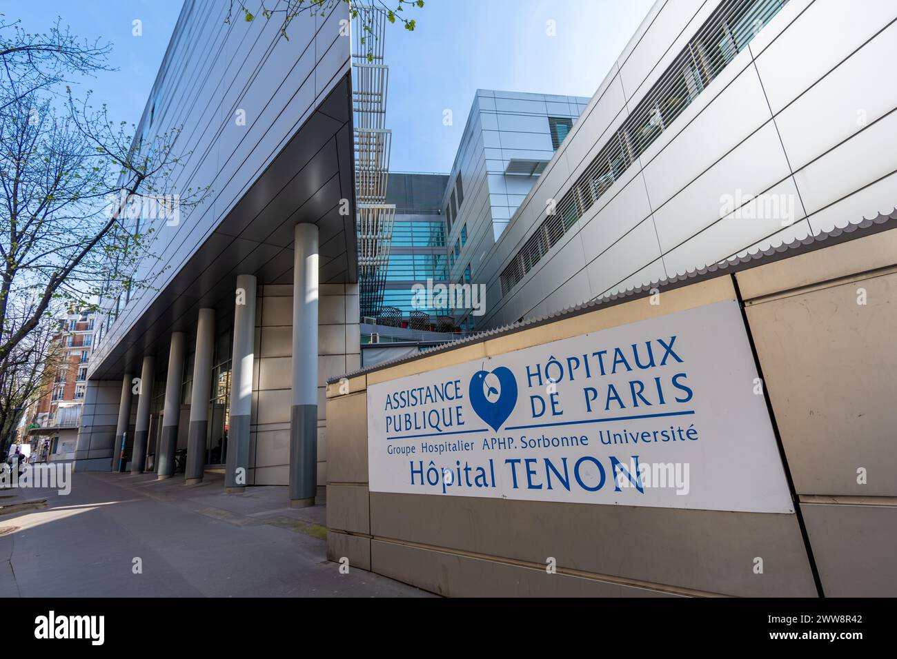 Das Hôpital Tenon ist Teil der Groupe Hospitalier Universitaire AP-HP Sorbonne Université in Paris Stockfoto