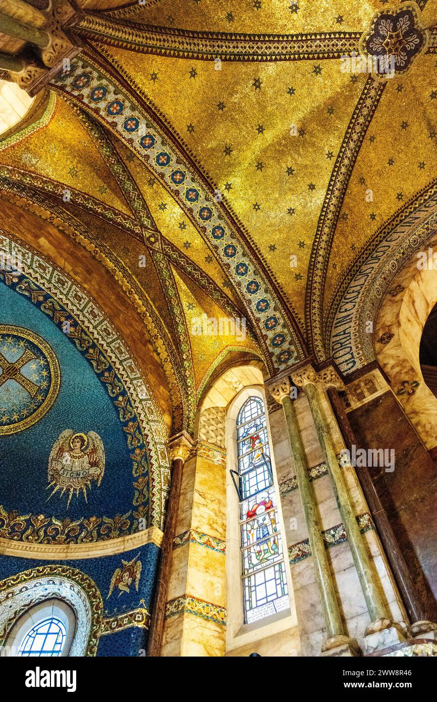Goldene Mosaikdecke der Fitzrovia Chapel, Pearson Square, London, England Stockfoto