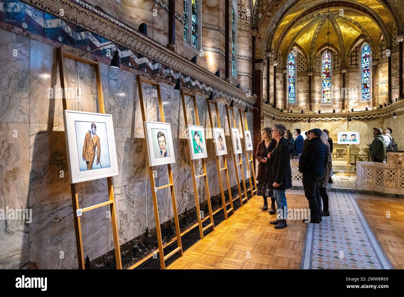 Besucher der Fotoausstellung „David Bowie - A London Day“ (2024) von Kevin Davies in der Fitzrovia Chapel, Pearson Square, London, England Stockfoto