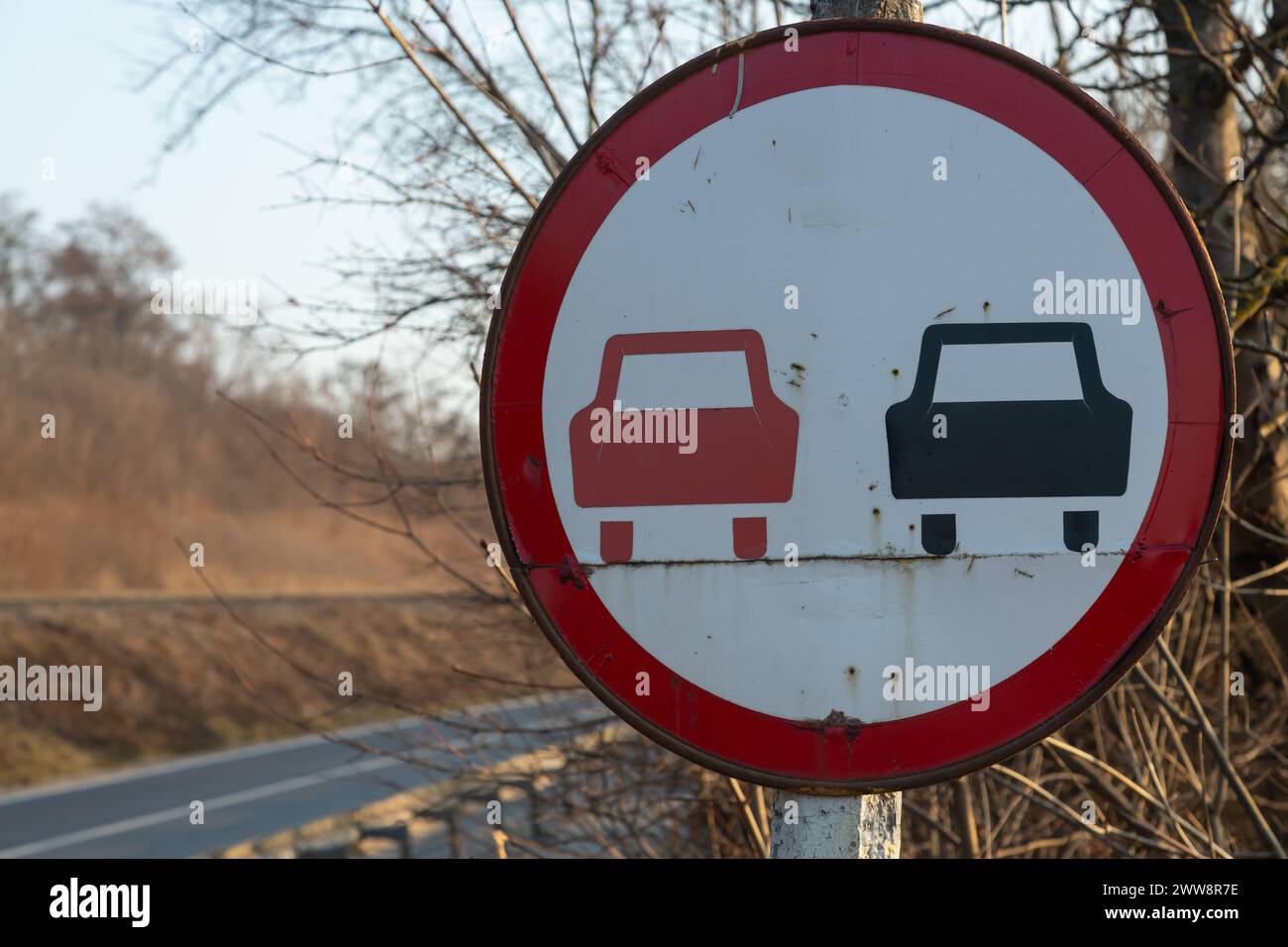 Nicht überholen. Verboten, unter Angabe voraus. Runde rote Verkehrsschild. Stockfoto