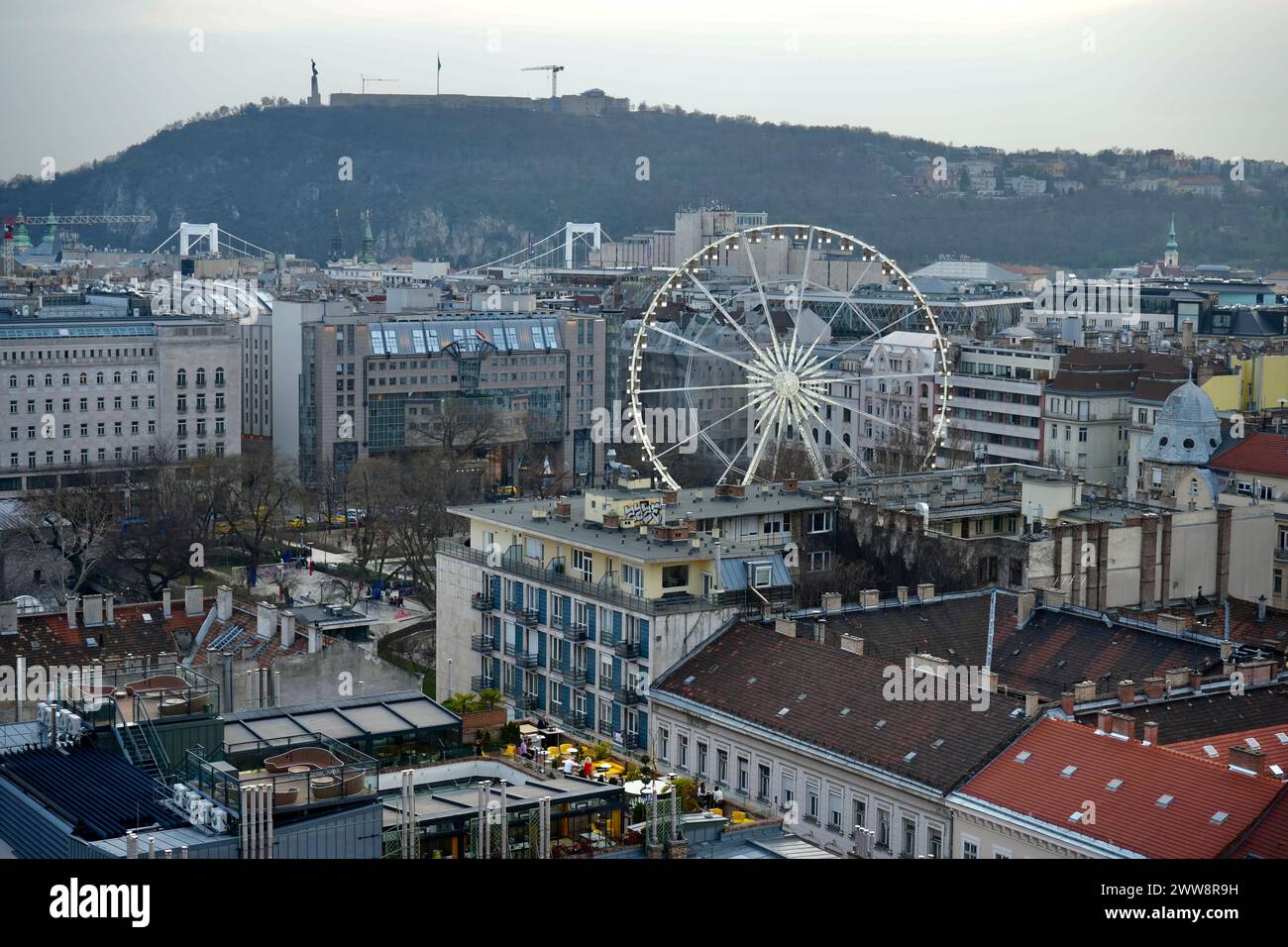 Blick auf Budapest und das Riesenrad vom Dach der St. Stephens Basilika. Stockfoto