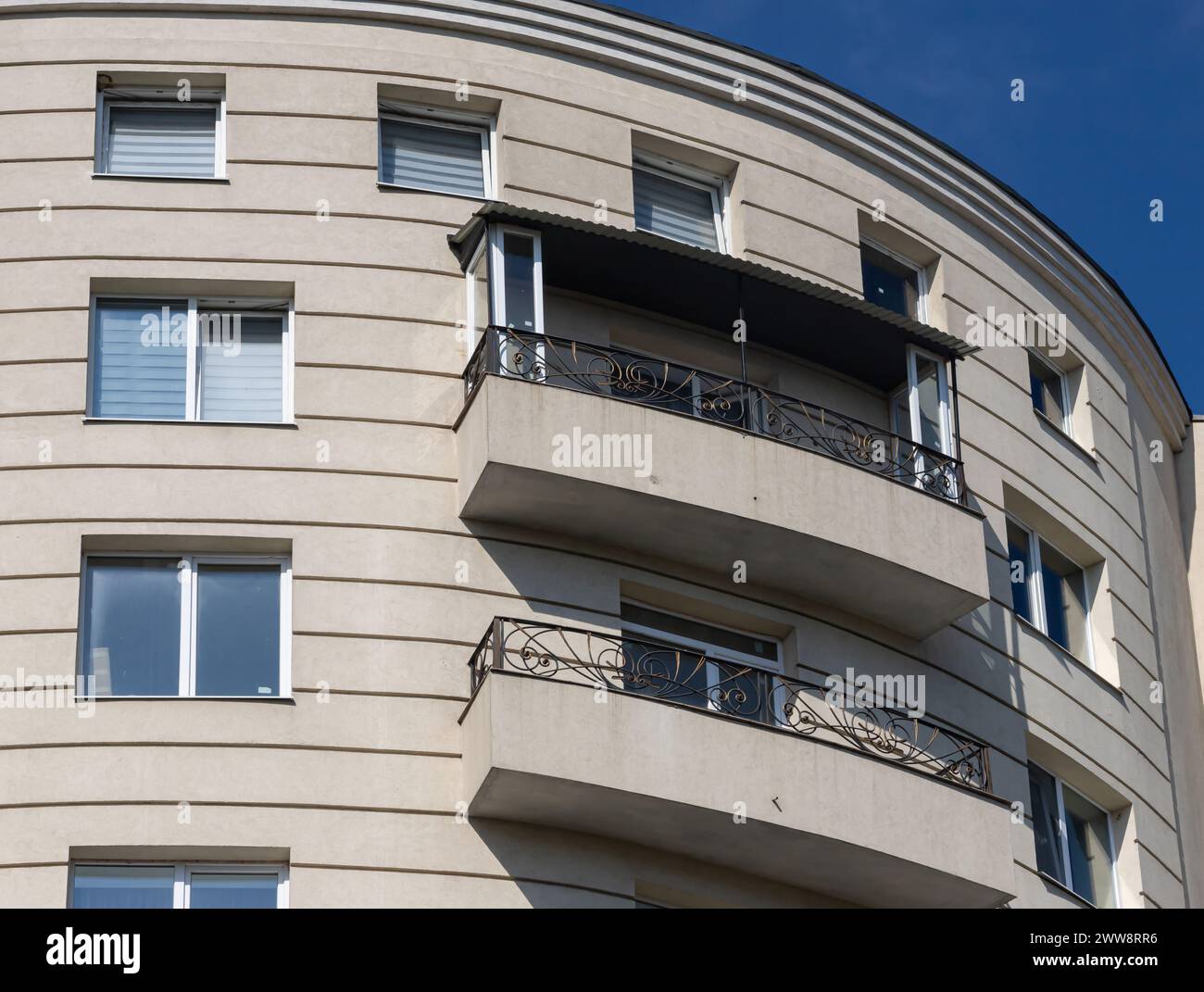 Modernes Wohnhaus-Wohnviertel in Europa. Abstrakte Architektur, Fragment moderner urbaner Geometrie. Stockfoto