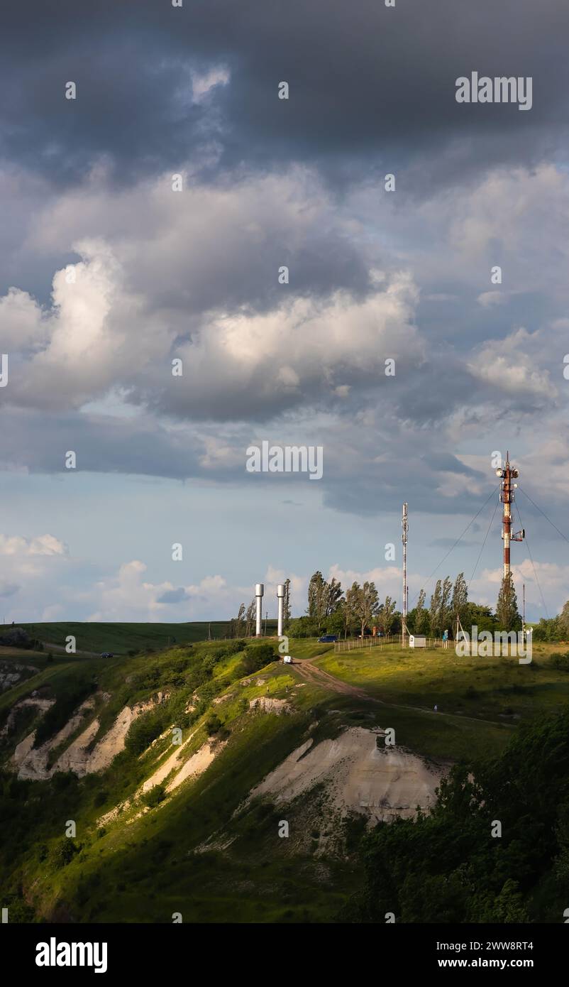 Fernsehturm, Handyturm über dem Land auf dem Himmel mit Wolken Stockfoto