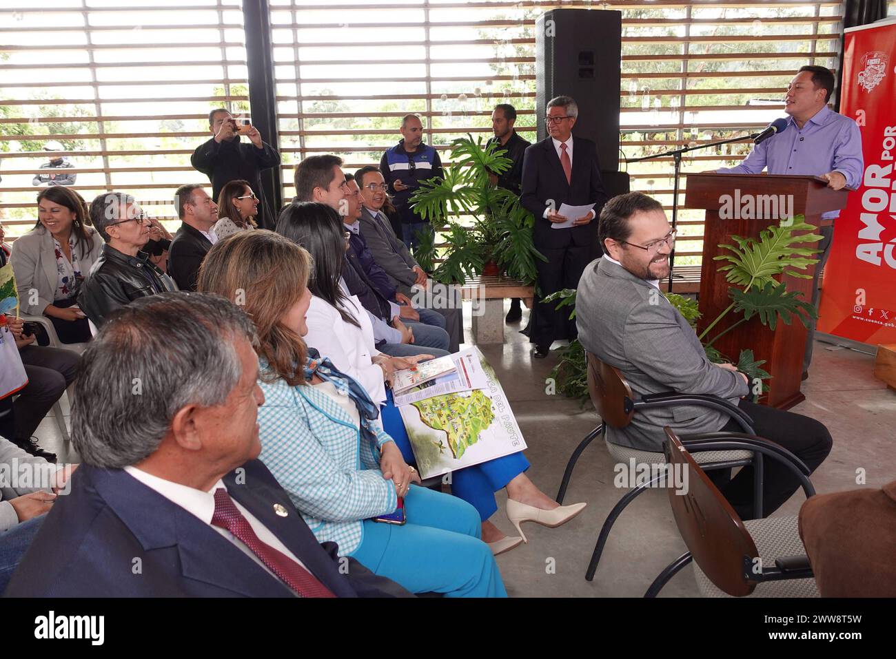 CUENCA-DIA MUNDIAL DEL AGUA Cuenca,Ecuador 22 de marzo de 2024 EN el marco de la Celebracion del Dia Mundial del Agua, mediante un esfuerzo interinstitucional se desarrollo en el Jardin Botanico de Cuenca una casa abierta para informar las acciones que se realizan para el cuidado y proteccion de las fuentes hidricas en el marco de los Objetivos de Desarrollo Sostenible Â ODSÂ , Hambre Cero, Energia Asequible y no Contaminante, Agua Limpia, Saneamiento, y Cambio Climatico. El alcalde Cristian Zamora fue quien presidio el evento con la presencia e ninos de diferentes escuelas. foto Boris Romoler Stockfoto