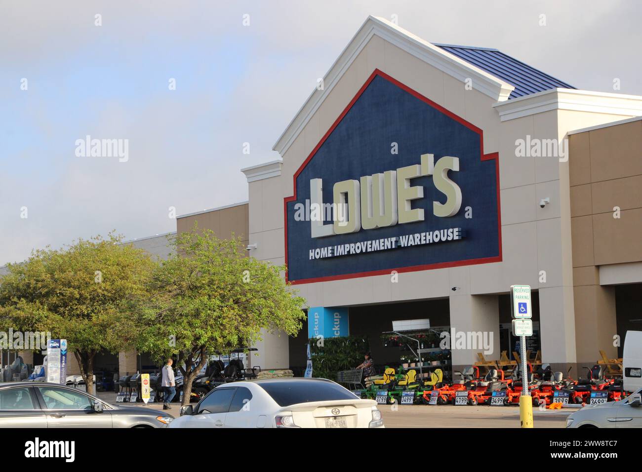 Außenansicht und Beschilderung für ein Lowe's Haus-Renovierungsgeschäft in San Antonio, Texas, USA, am 22. März 2024. Lowe's wurde 1921 gegründet und ist heute die zweitgrößte Hardware-Kette in Amerika. (Foto: Carlos Kosienski/SIPA USA) Stockfoto