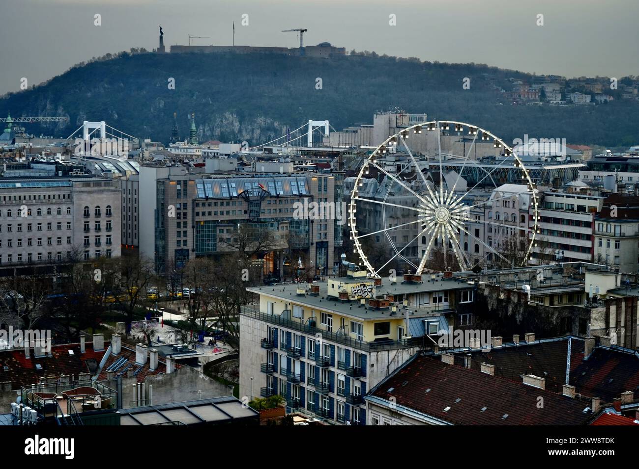 Blick auf Budapest und das Riesenrad vom Dach der St. Stephens Basilika. Stockfoto