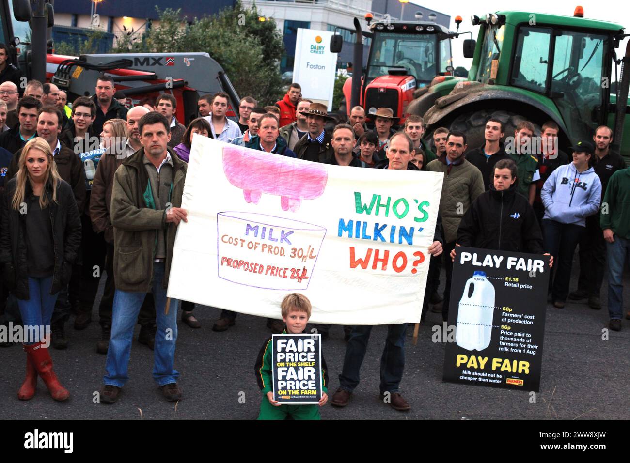 20.07.12..mehr als 500 Milchbauern blockieren die Milchverarbeitungsanlage mit Traktoren und Bauernhof Stockfoto