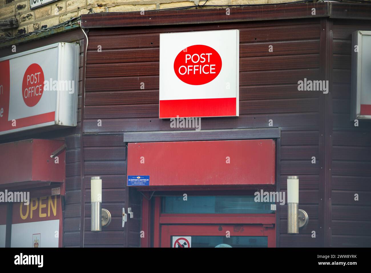 Boothtown Post Office, Boothtown, Halifax, Calderdale, West Yorkshire. Hunderte von Menschen, die im Postskandal zu Unrecht verurteilt wurden, werden ihre Namen nach den neuen, von der Regierung geplanten Rechtsvorschriften freigeben. Zwischen 1999 und 2015 wurden mehr als 900 Postmasters wegen fehlerhafter Software zu Unrecht verfolgt. Falsche Informationen, die von einem Computersystem namens Horizon bereitgestellt wurden, das von der japanischen Firma Fujitsu entwickelt wurde, bedeuteten, dass Unterpostmasters und Postherrinnen wegen Geldklauens verfolgt wurden. Viele der Verurteilten gingen wegen falscher Buchführung und Diebstahl ins Gefängnis. Stockfoto