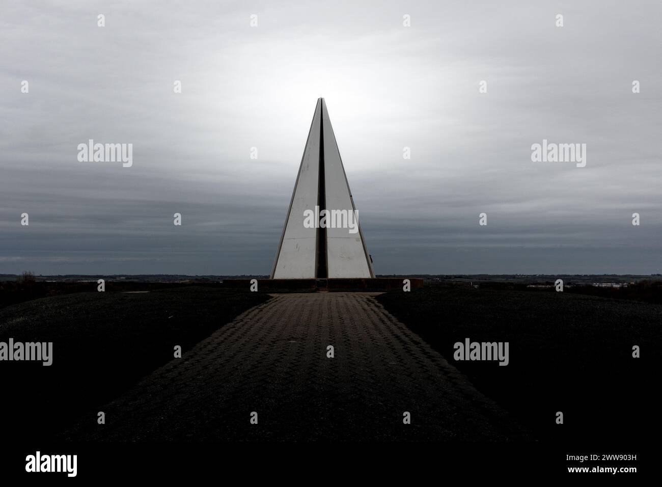 Blick auf die Lichtpyramide im Campbell Park, Milton Keynes, entworfen von Liliane Lijn. Stockfoto