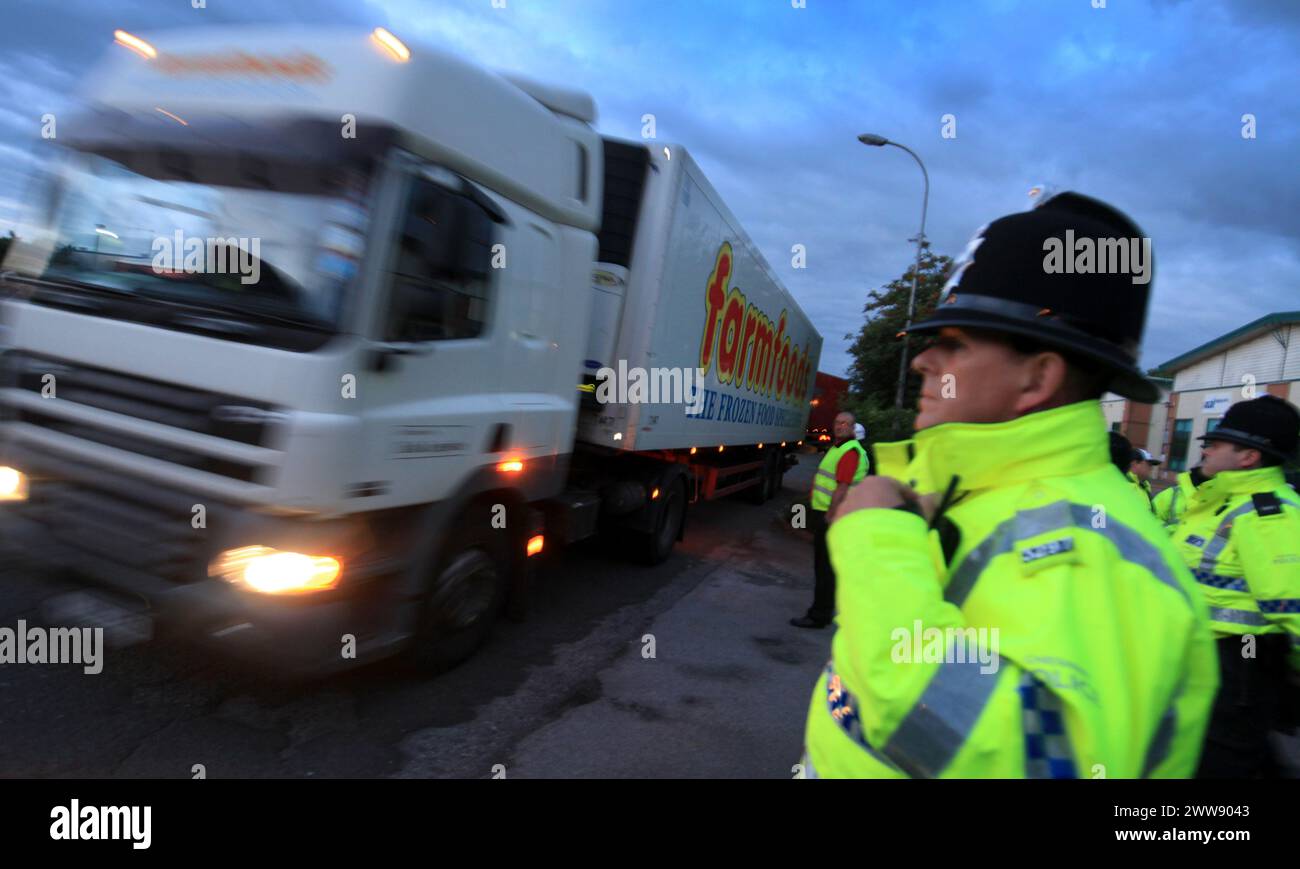 06/08/12 ..die Polizei leitet einen Farmfood-LKW weg vom Vertriebszentrum des Unternehmens in Warrington... und verlangt einen höheren Preis für Milch und Milchprodukte Stockfoto