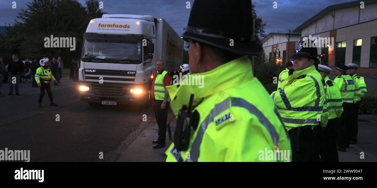 06/08/12 ..die Polizei leitet einen Farmfood-LKW weg vom Vertriebszentrum des Unternehmens in Warrington... und verlangt einen höheren Preis für Milch und Milchprodukte Stockfoto