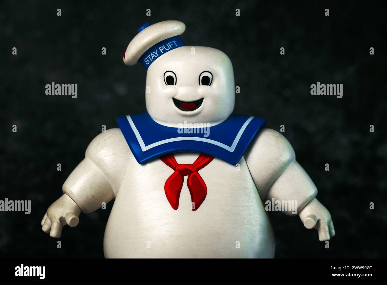 Playmobil Stay Puft Marshmallow man Figur des Films Ghostbusters über dunklem Hintergrund. Illustrativer Leitartikel Stockfoto