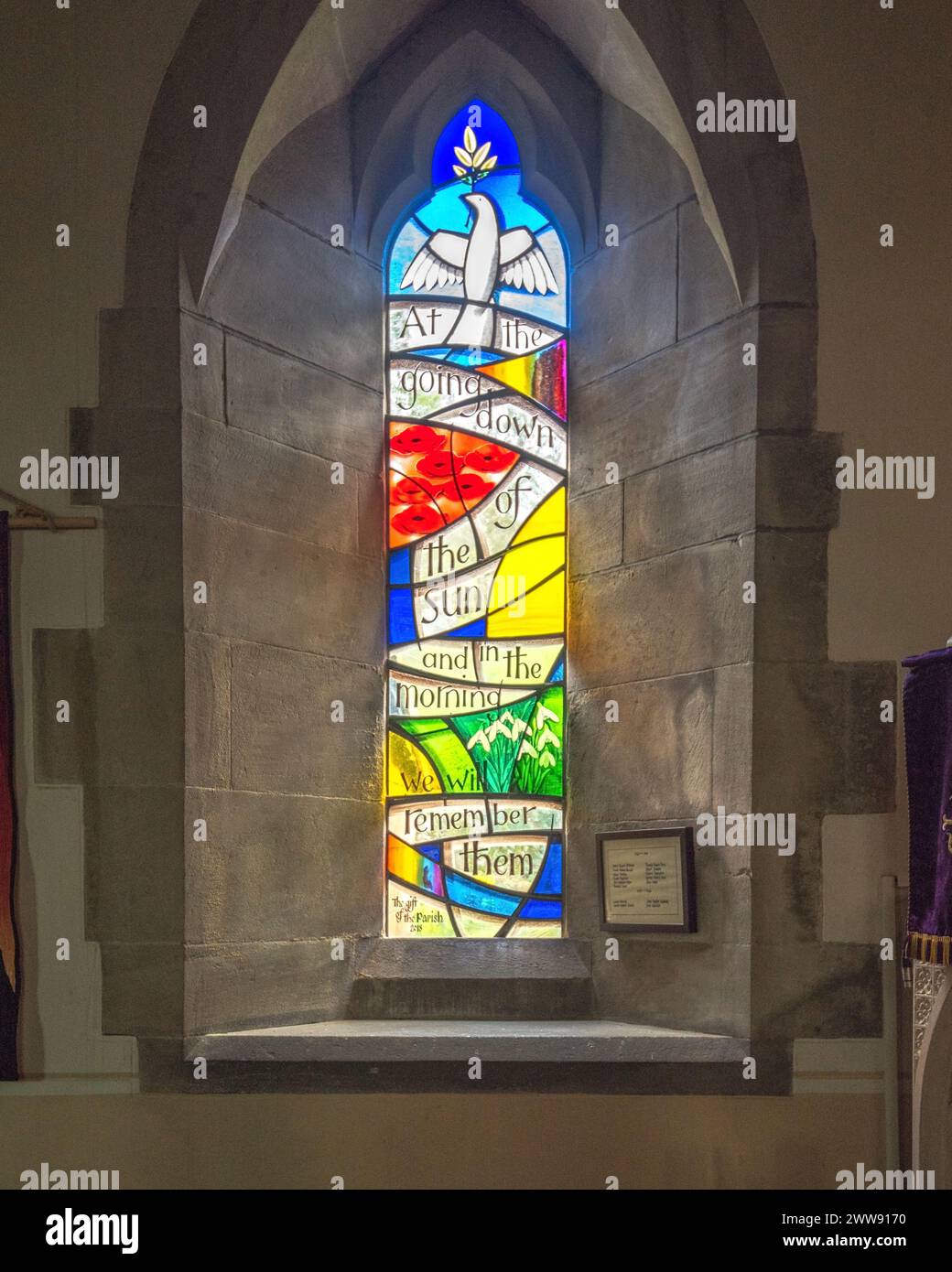 Ein Geschenk der Pfarrei Langcliffe in den Yorkshire dales ist diese moderne Buntglasinstallation in St. John the Evangelist, die von Ann Sotheran entworfen wurde Stockfoto