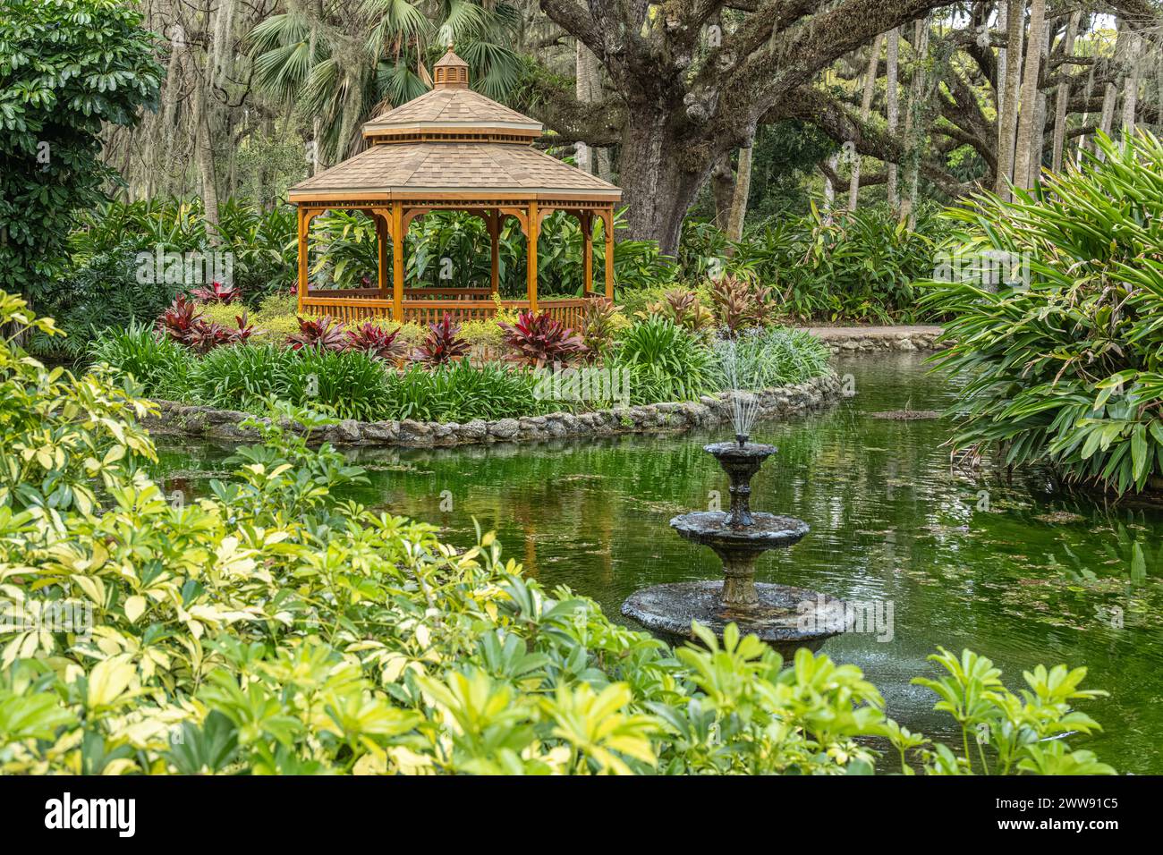 Gartenlaube und Brunnen in den exquisiten formellen Gärten im Washington Oaks Gardens State Park in Palm Coast, Florida. (USA) Stockfoto