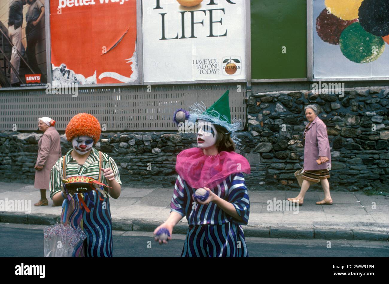 Vertrauen aufbauen, Teenager neue Fertigkeiten lernen. Charakterbildung. Clowns Sommerschule. Arme benachteiligte Gegend von Cardiff Kinder lernen, sich wie eine Clownstraße zu verhalten, die ein Straßentheater in den 1980er Jahren Tiger Bay, Wales, Großbritannien HOMER SYKES aufführt Stockfoto