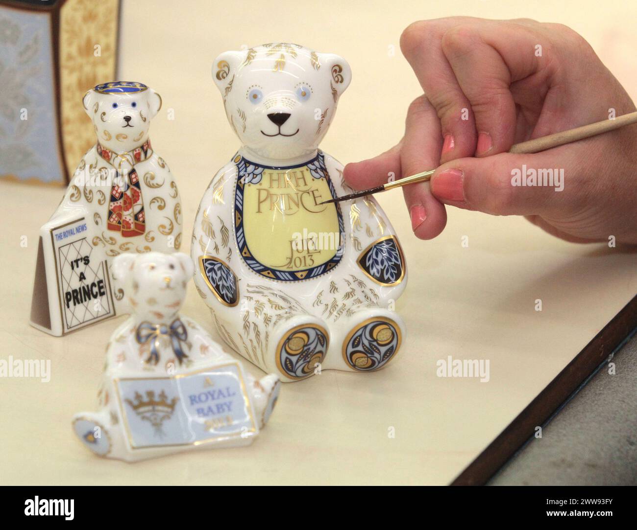 22/07/13 Gilding Team Leader Natalie Wilson vervollständigt einen 1000-teiligen Teddybär in limitierter Auflage, der Teil von Royal Crown der ist Stockfoto