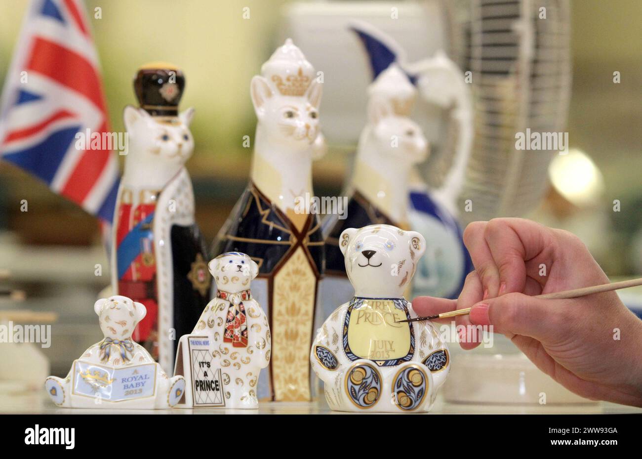 22/07/13 Gilding Team Leader Natalie Wilson vervollständigt einen 1000-teiligen Teddybär in limitierter Auflage, der Teil von Royal Crown der ist Stockfoto