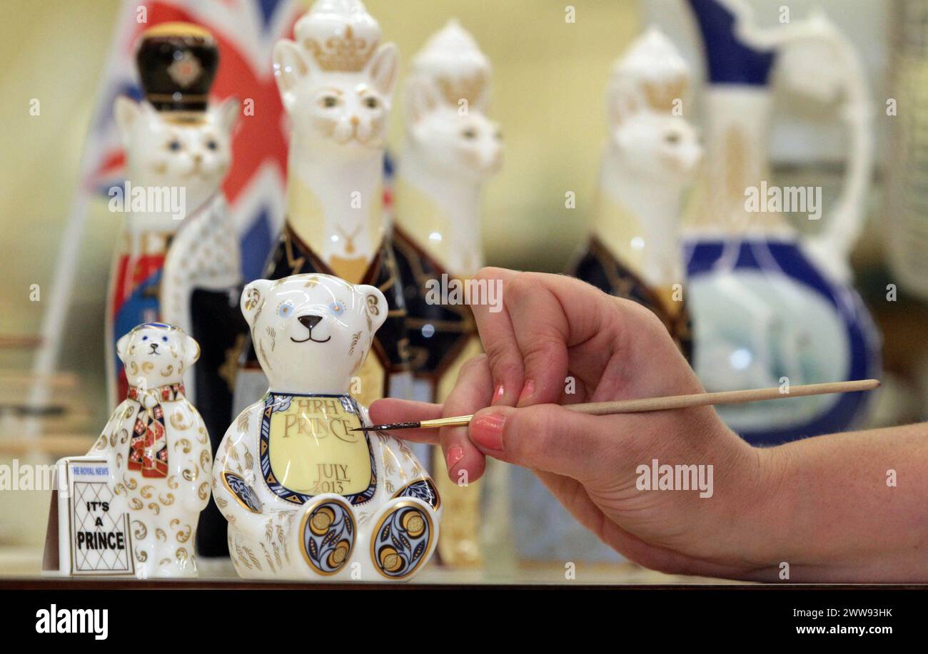 22/07/13 Gilding Team Leader Natalie Wilson vervollständigt einen 1000-teiligen Teddybär in limitierter Auflage, der Teil von Royal Crown der ist Stockfoto