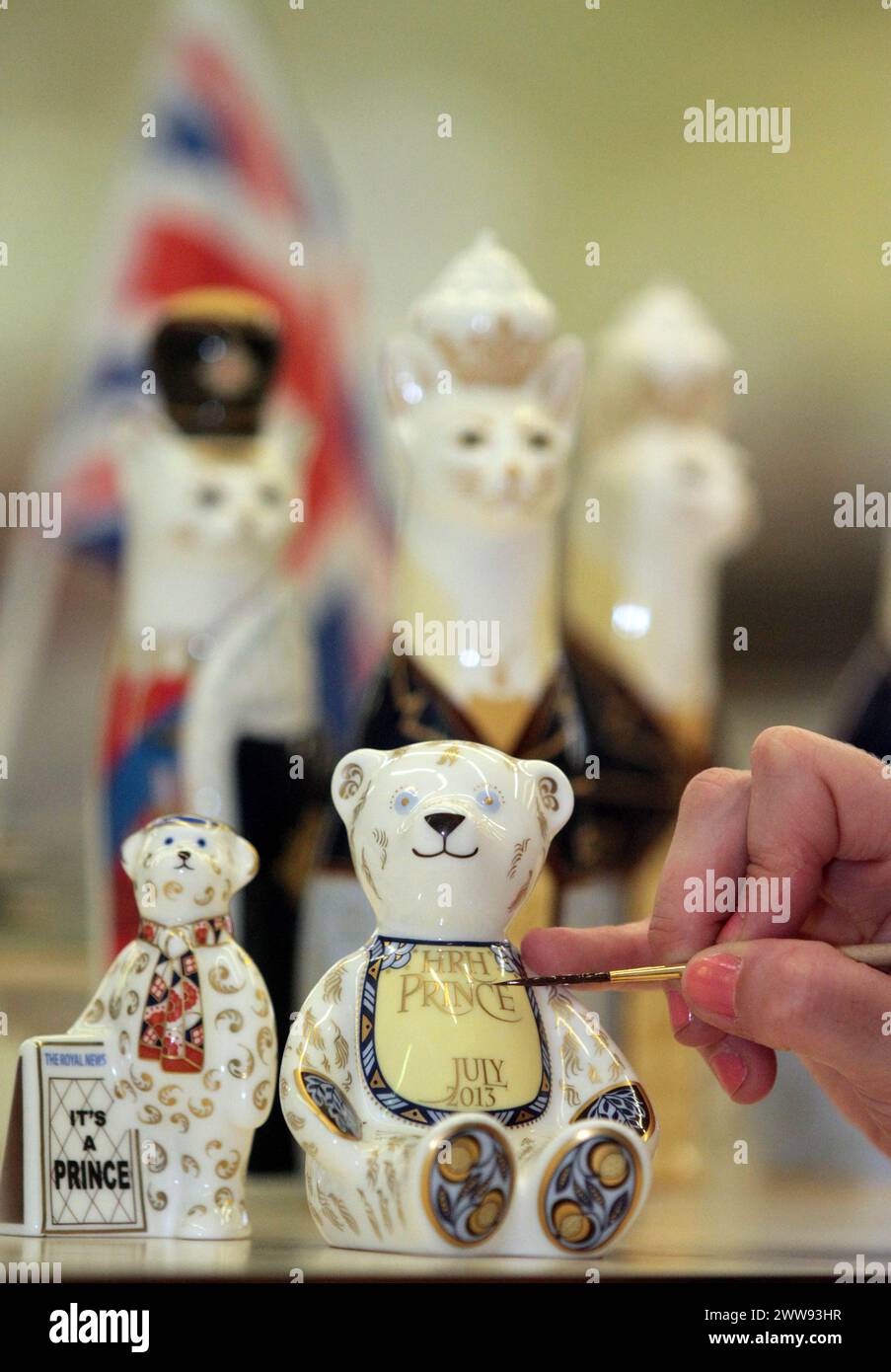 22/07/13 Gilding Team Leader Natalie Wilson vervollständigt einen 1000-teiligen Teddybär in limitierter Auflage, der Teil von Royal Crown der ist Stockfoto