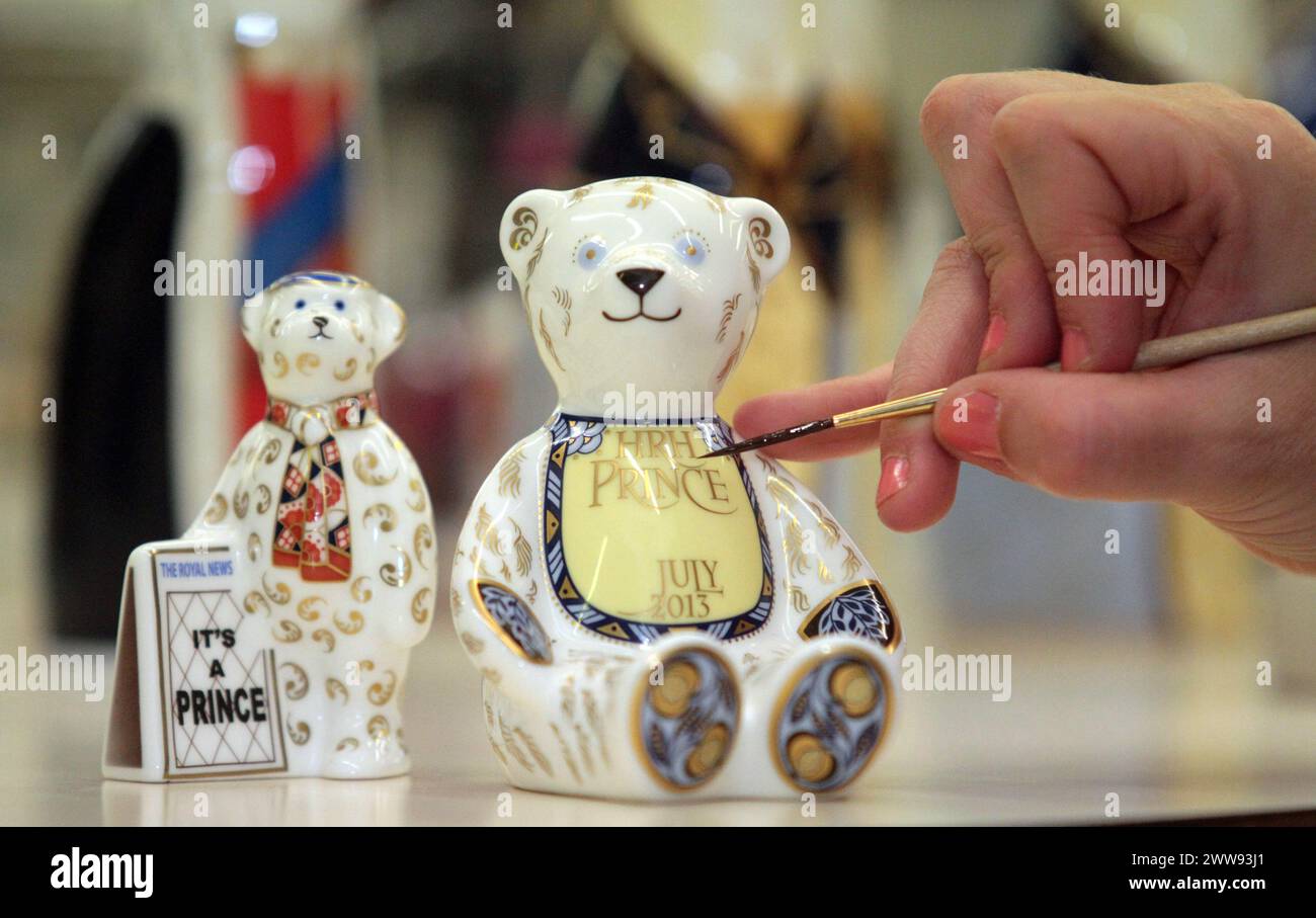 22/07/13 Gilding Team Leader Natalie Wilson vervollständigt einen 1000-teiligen Teddybär in limitierter Auflage, der Teil von Royal Crown der ist Stockfoto