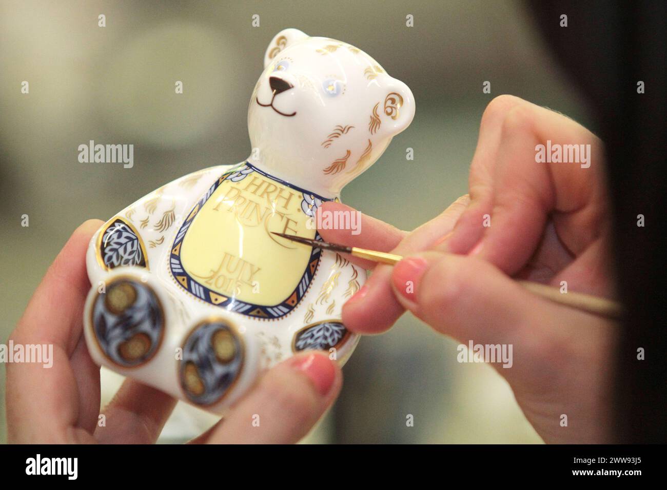 22/07/13 Gilding Team Leader Natalie Wilson vervollständigt einen 1000-teiligen Teddybär in limitierter Auflage, der Teil von Royal Crown der ist Stockfoto