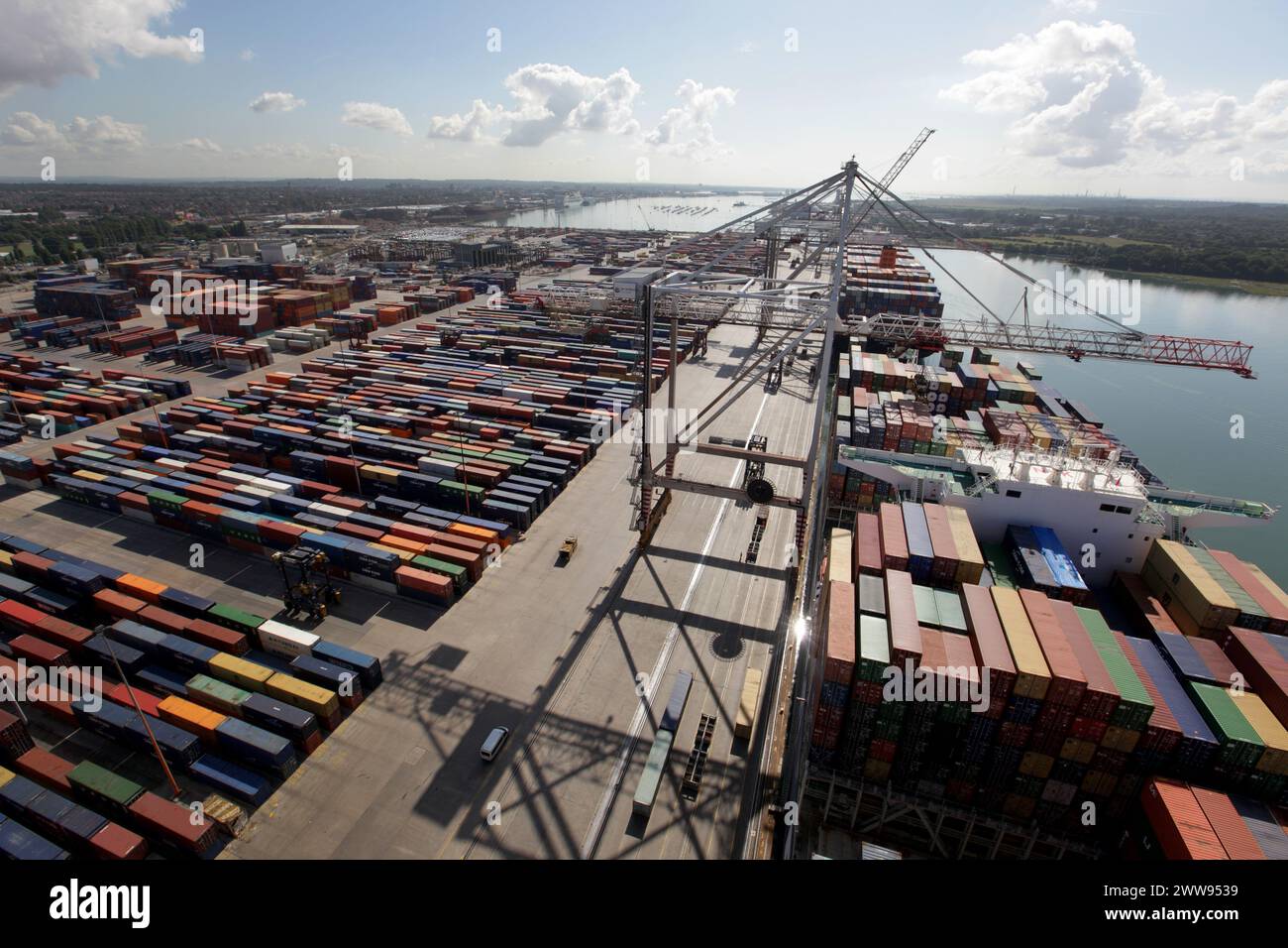 20/08/13 Eine Ansicht, die einen riesigen Kran zeigt, der ein Containerschiff an den Docks von Southampton in Hampshire lädt. Die CMA CGM Amerigo Vespucci soll die Segel setzen Stockfoto