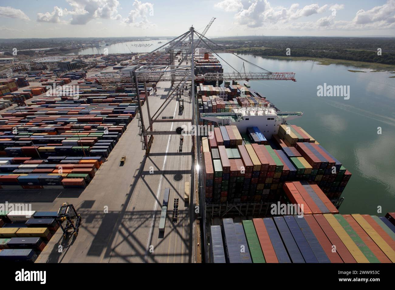 20/08/13 Eine Ansicht, die einen riesigen Kran zeigt, der ein Containerschiff an den Docks von Southampton in Hampshire lädt. Die CMA CGM Amerigo Vespucci soll die Segel setzen Stockfoto