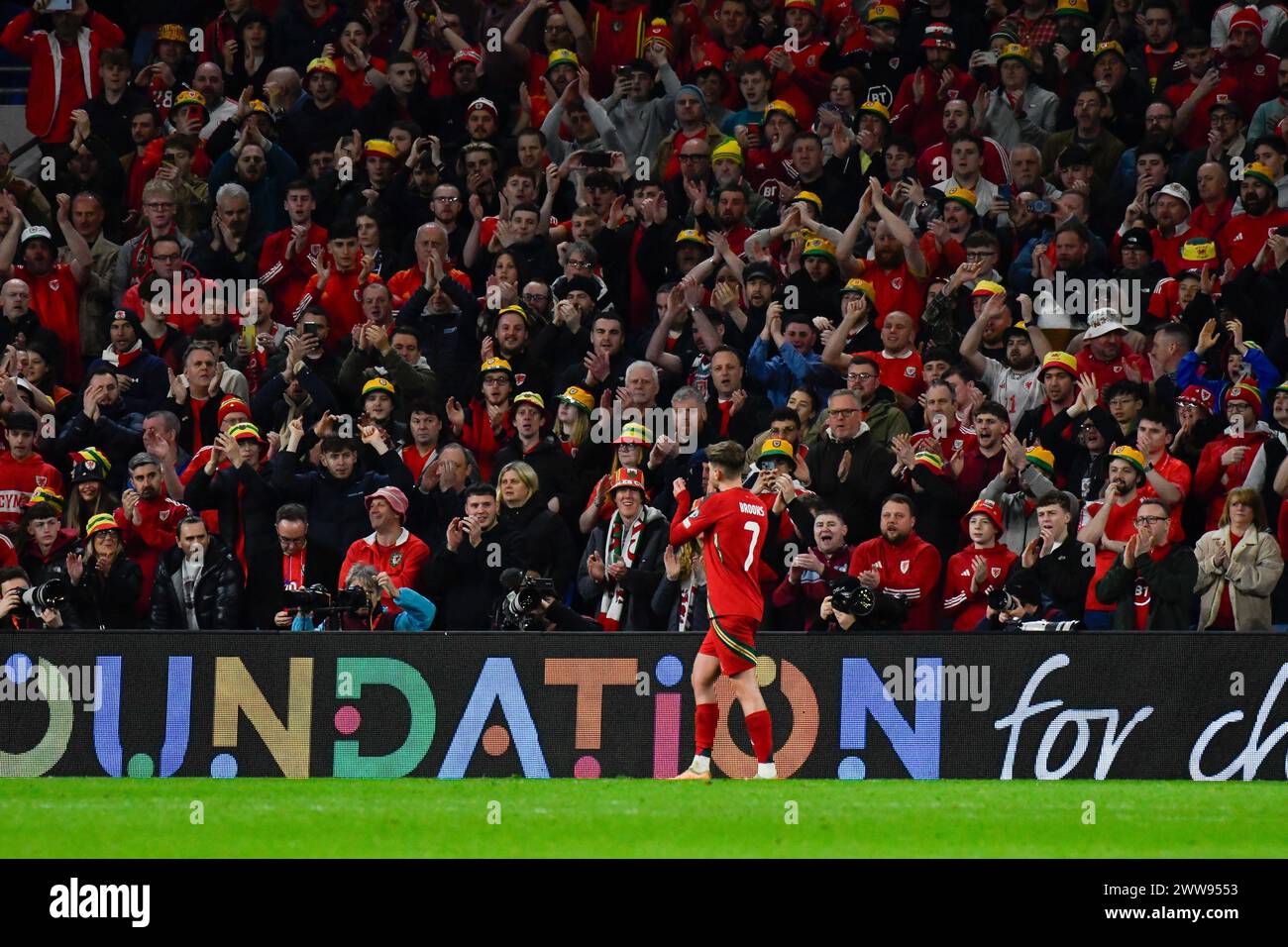 Cardiff, Wales. 21. März 2024. David Brooks aus Wales lobt die walisischen Fans, als er am 21. März 2024 im Cardiff City Stadium in Cardiff, Wales, Großbritannien im Halbfinale der UEFA EURO 2024 abgelöst wurde. Quelle: Duncan Thomas/Majestic Media. Stockfoto