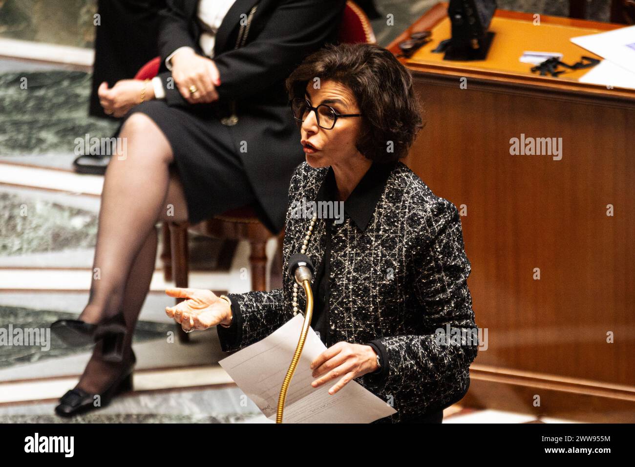 Rachida Dati, französische Kulturministerin, spricht während der Fragen an die Regierungssitzung in der Nationalversammlung. Eine wöchentliche Sitzung der Befragung der französischen Regierung findet in der Nationalversammlung im Palais Bourbon in Paris statt. Stockfoto