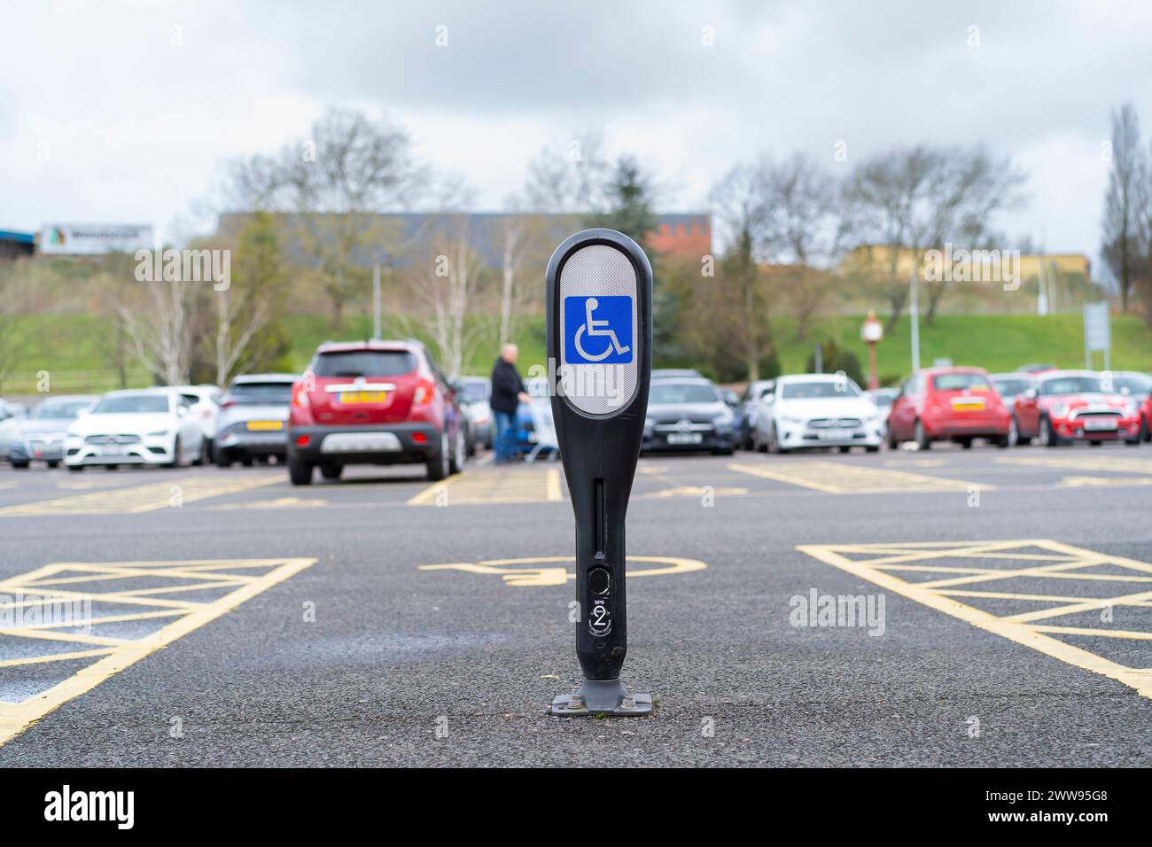Nahaufnahme eines blauen Plakats, Behindertenparkplatz-Pollers im Freien auf einem großen britischen Parkplatz. Stockfoto
