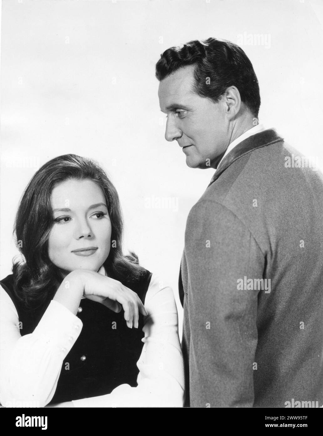 Zwei Aufnahmen von DIANA RIGG als Emma Peel und PATRICK MACNEE als John Steed für die vierte Fernsehserie der AVENGERS 1965-1966 Associated British Productions für ABC Television Stockfoto