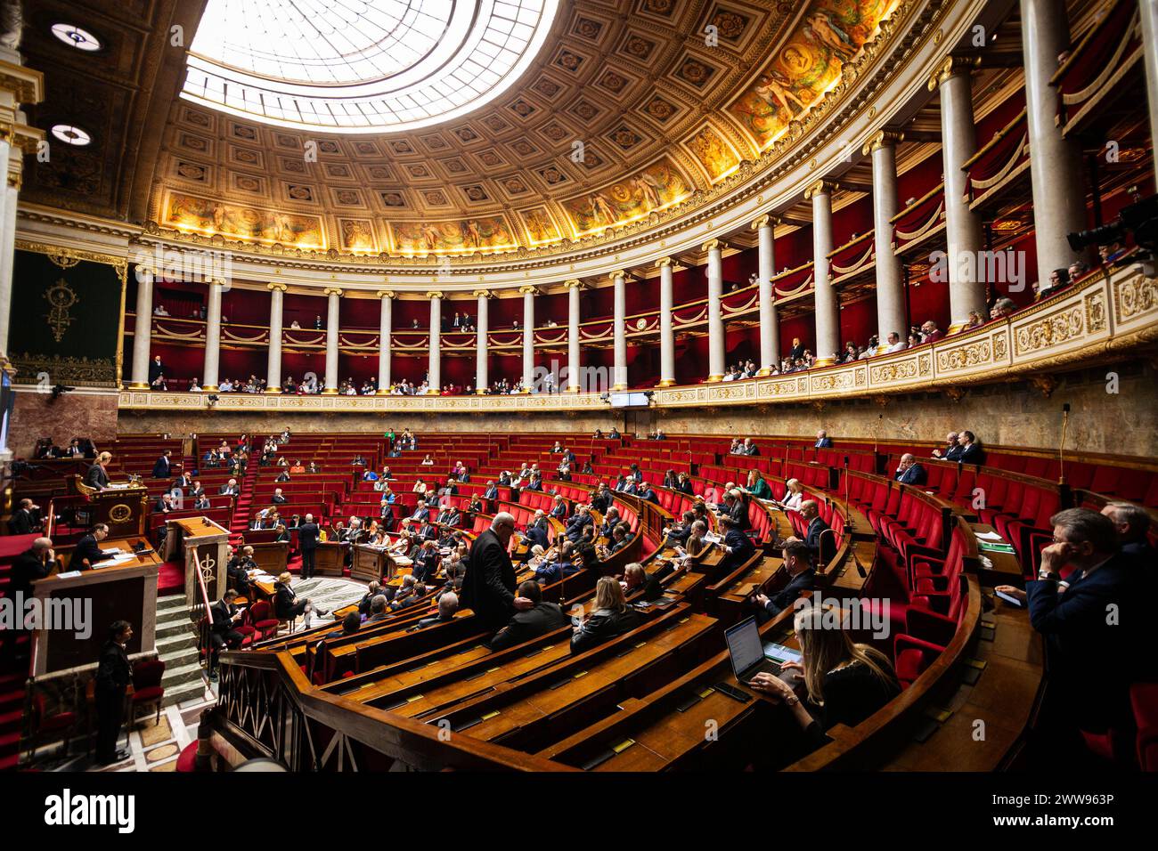 Paris, Frankreich. März 2024. Allgemeine Ansicht der Nationalversammlung während der Sitzung der Fragen an die Regierung. Eine wöchentliche Sitzung der Befragung der französischen Regierung findet in der Nationalversammlung im Palais Bourbon in Paris statt. (Foto: Telmo Pinto/SOPA Images/SIPA USA) Credit: SIPA USA/Alamy Live News Stockfoto