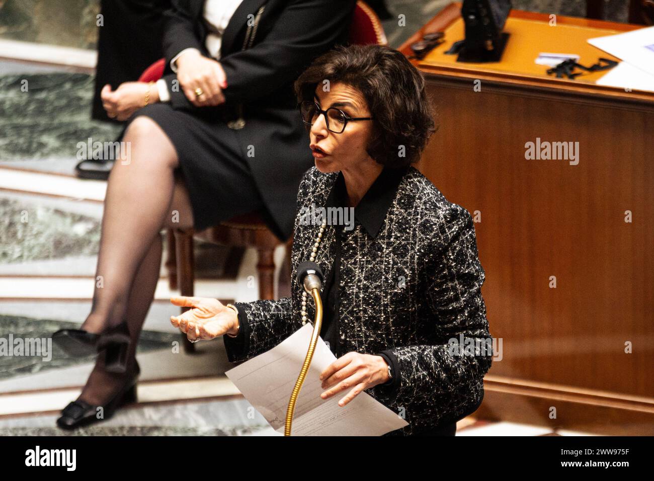 Paris, Frankreich. März 2024. Rachida Dati, französische Kulturministerin, spricht während der Fragen an die Regierungssitzung in der Nationalversammlung. Eine wöchentliche Sitzung der Befragung der französischen Regierung findet in der Nationalversammlung im Palais Bourbon in Paris statt. (Credit Image: © Telmo Pinto/SOPA Images via ZUMA Press Wire) NUR REDAKTIONELLE VERWENDUNG! Nicht für kommerzielle ZWECKE! Stockfoto