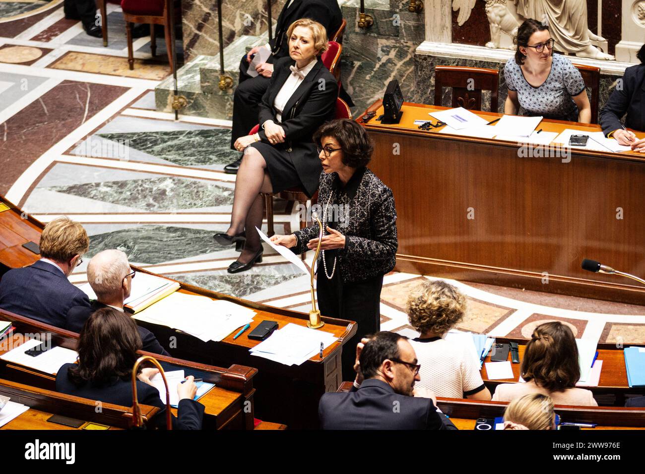 Paris, Frankreich. März 2024. Rachida Dati, französische Kulturministerin, spricht während der Fragen an die Regierungssitzung in der Nationalversammlung. Eine wöchentliche Sitzung der Befragung der französischen Regierung findet in der Nationalversammlung im Palais Bourbon in Paris statt. (Credit Image: © Telmo Pinto/SOPA Images via ZUMA Press Wire) NUR REDAKTIONELLE VERWENDUNG! Nicht für kommerzielle ZWECKE! Stockfoto