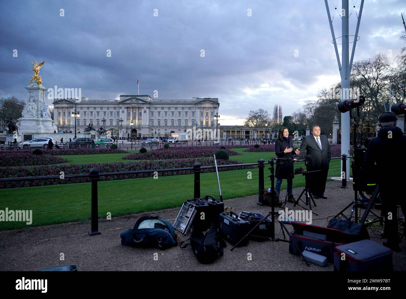 Medienbericht vor dem Buckingham Palace in London, nach einer Ankündigung der Prinzessin von Wales, die bekannt gab, dass sie sich einer Chemotherapie gegen Krebs unterzieht. Sie kündigte die Nachrichten in einer vorab aufgezeichneten Nachricht an, die am Freitagabend ausgestrahlt wurde. Ausgabedatum: Freitag, 22. März 2024. Stockfoto