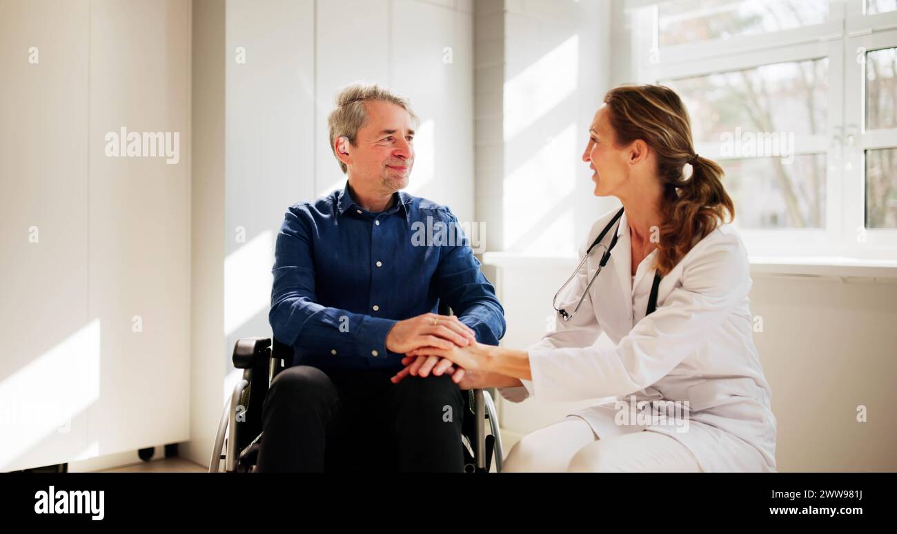 Gesundheitsfürsorge Arzt Und Happy Elder Patient Stockfoto