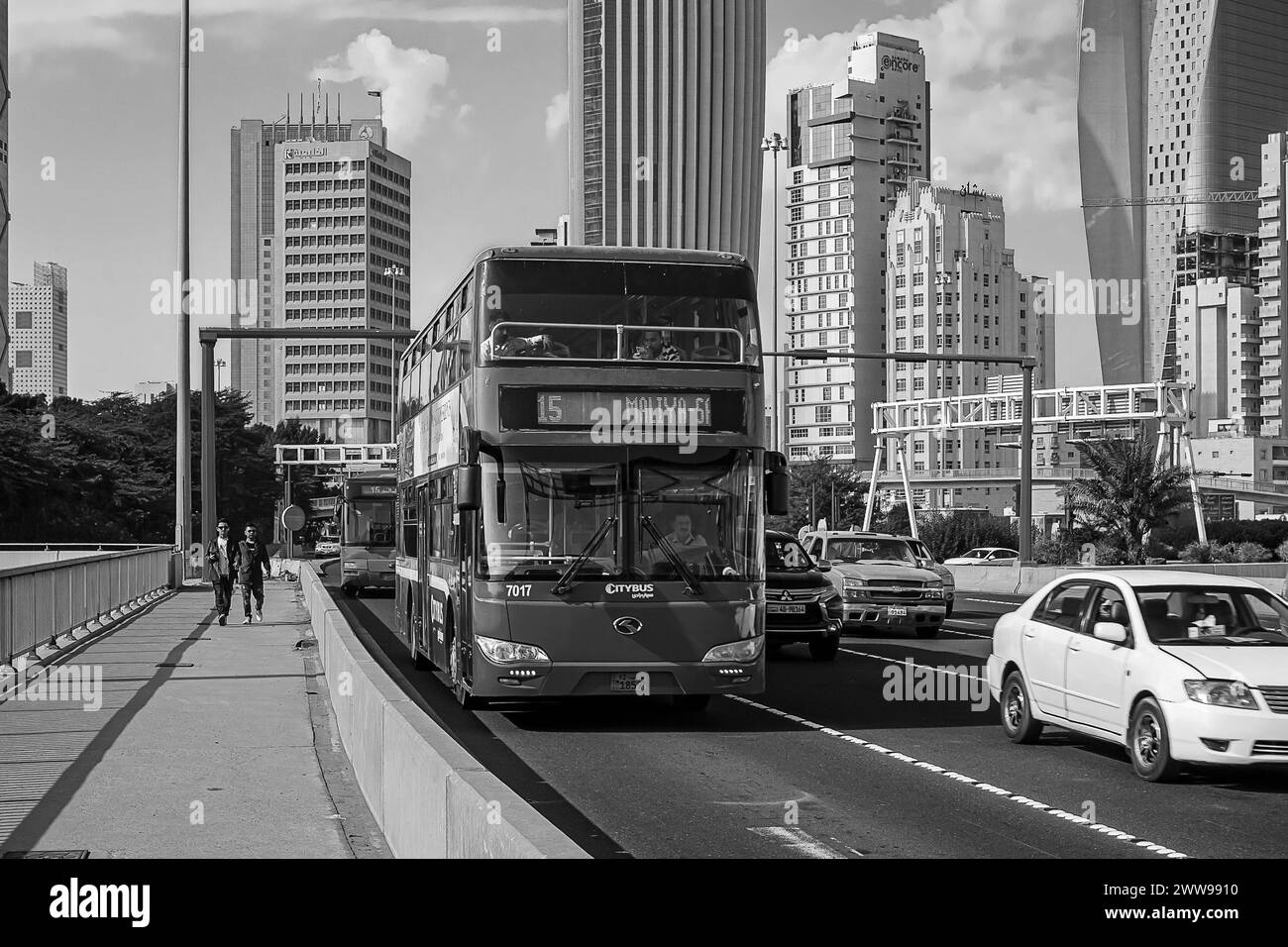 Ein Doppeldeckerbus fährt zur nächsten Haltestelle Maliya in Kuwait City Stockfoto