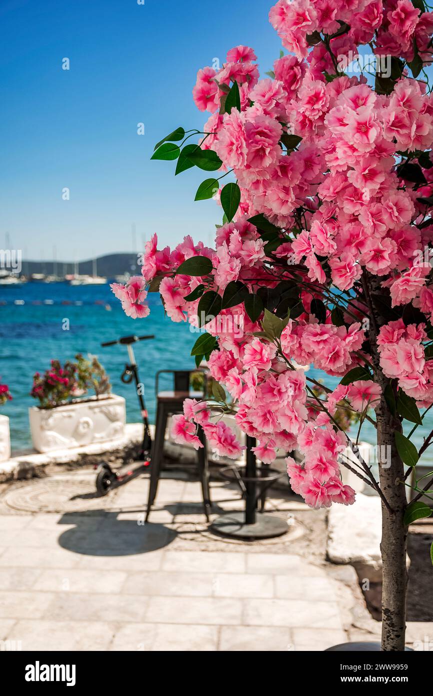 Eine wunderschöne Bounganville-Pflanze umrahmt ein wunderschönes Panorama der Küste von Bodrum Stockfoto