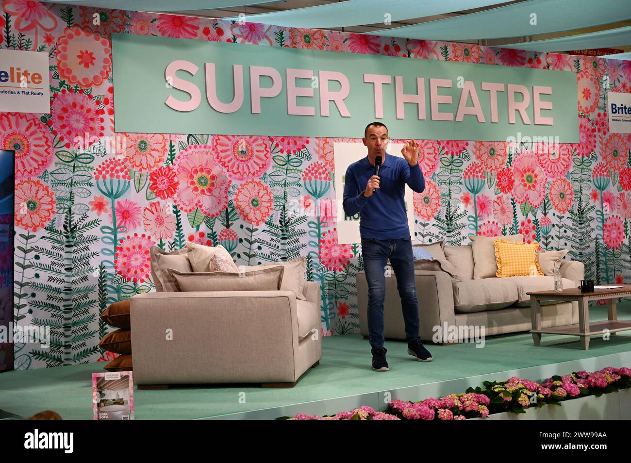 London, Großbritannien. März 2024. Martin Lewis ist ein Money Saving Expert Talk Schneiden Sie Ihre Rechnungen, kämpfen Sie sich im Super Theatre bei der ideal Home Show - Frühlings-Ostern-Eröffnungstag im Olympia, London, Großbritannien. Quelle: Siehe Li/Picture Capital/Alamy Live News Stockfoto