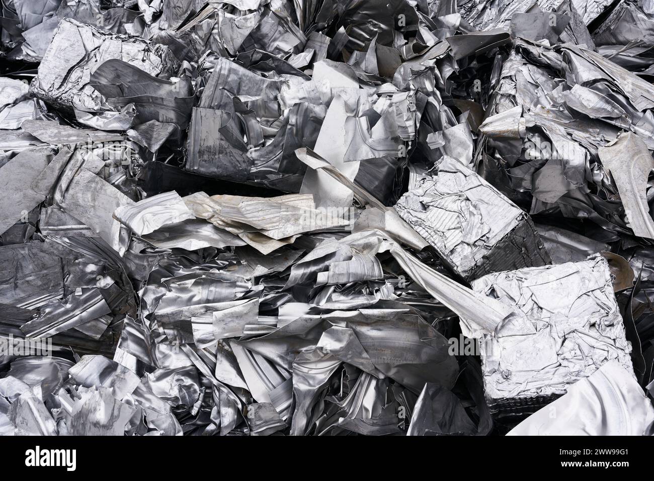 Pressschrott als Rohstoff zum Abschmelzen auf einer Schrottanlage im Hafen Magdeburg in Deutschland Stockfoto