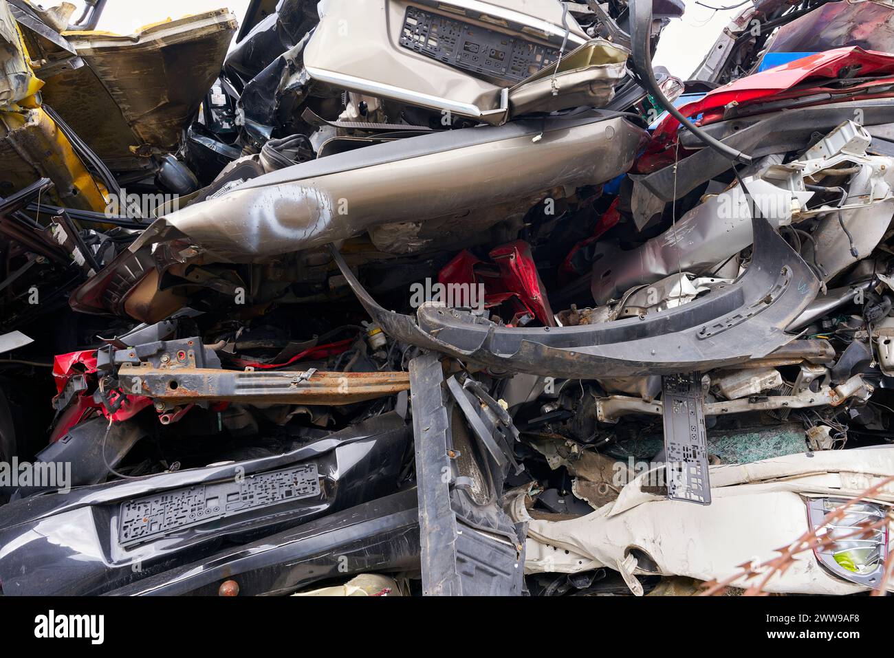 Autos auf einem Schrottplatz eines Autoverwertungsunternehmens in einem Industriegebiet in Magdeburg Stockfoto