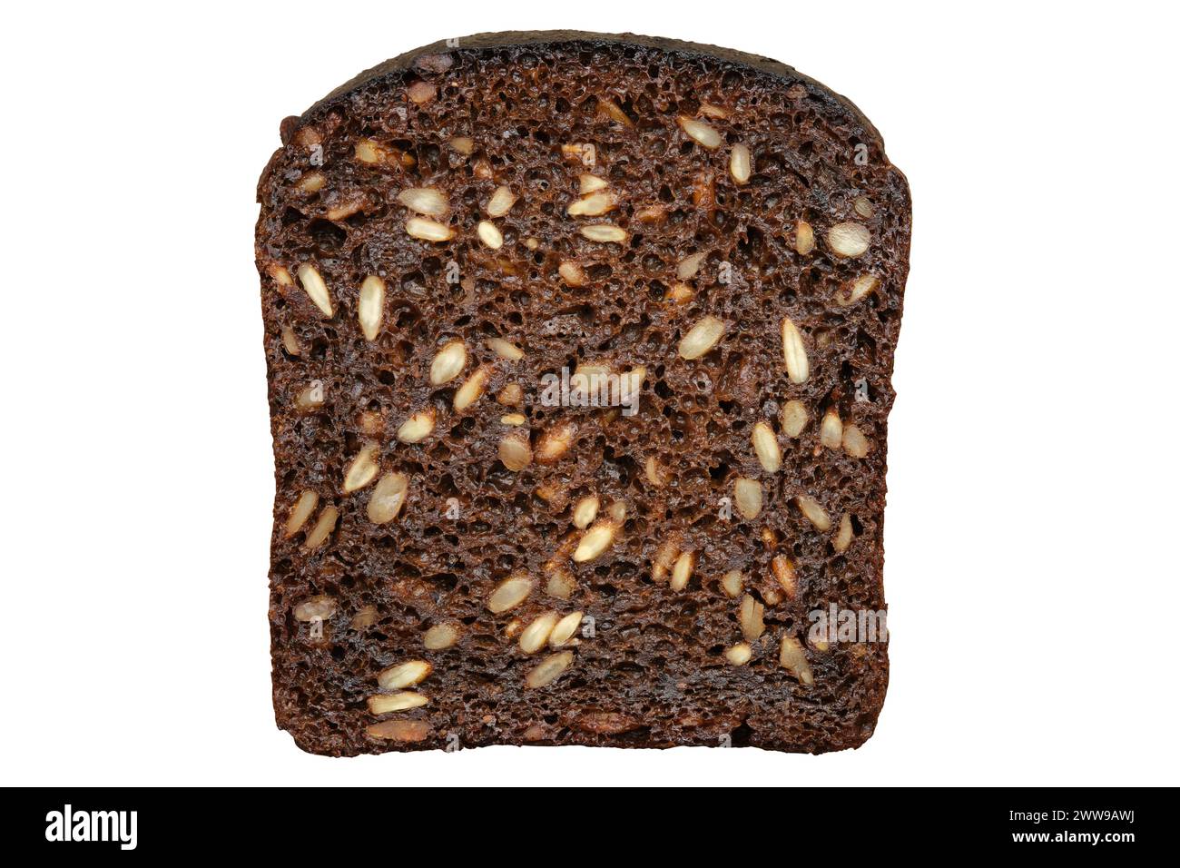 Dunkle Brotscheibe mit Sonnenblumenkernen, isoliert auf weißem Hintergrund. Stockfoto
