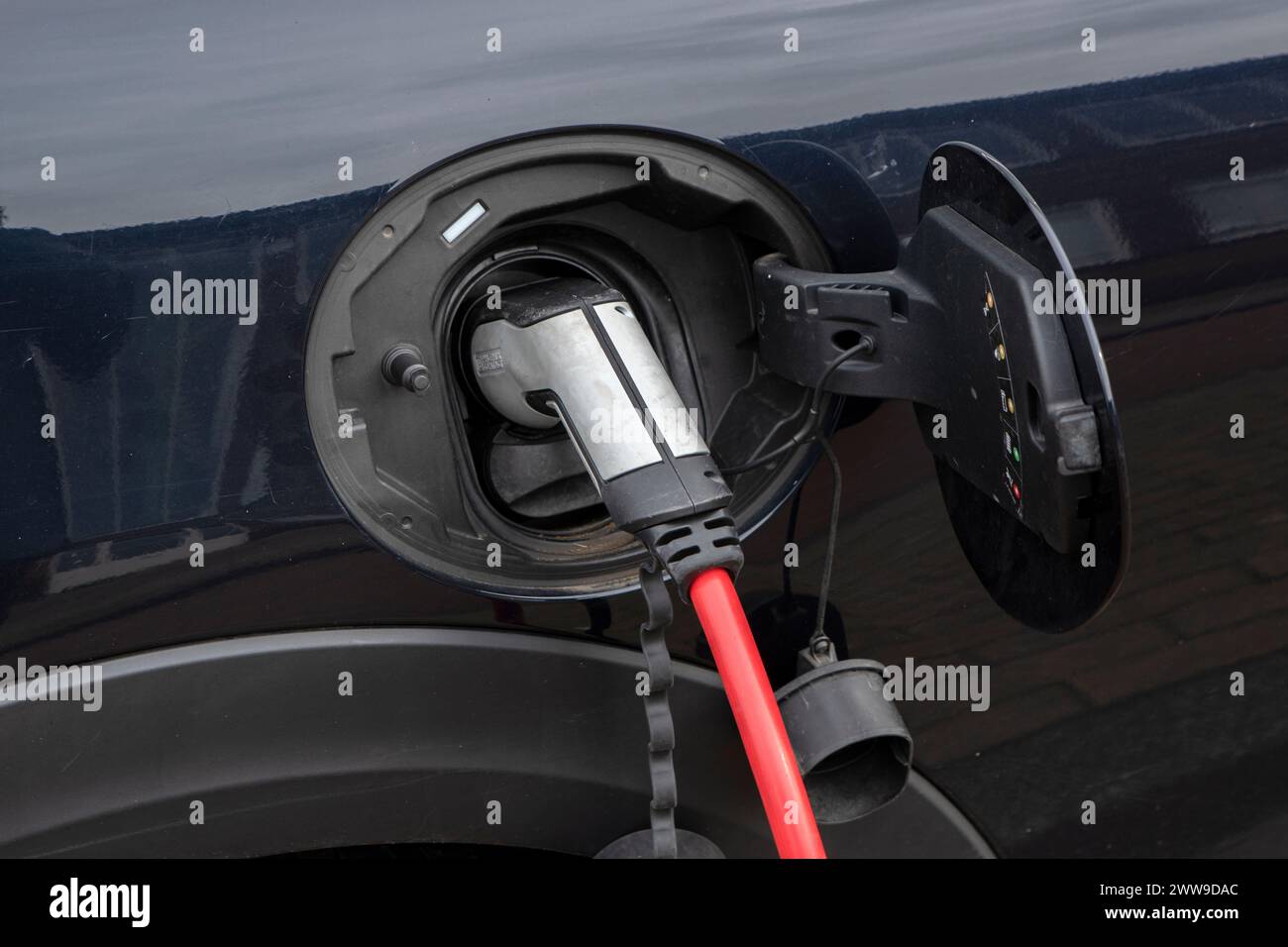 Ein elektrisches Kabel von Einem Black Mini Cooper S Car in Amsterdam, Niederlande 20-3-2024 Stockfoto