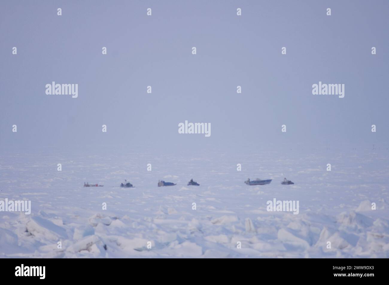 Am Ende der Frühjahrssaison flog die Crew in das Lager, die gefrorene Chuckchi Sea vor der Barrow Arctic Alaska Stockfoto